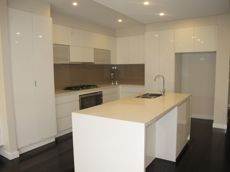 8 Swan Street, Caroline Springs VIC 3023