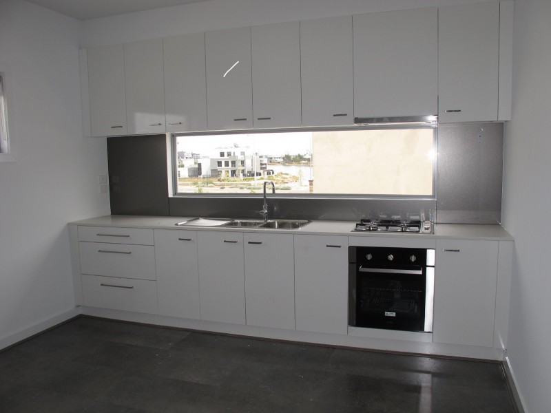 8 Swan Street, Caroline Springs VIC 3023