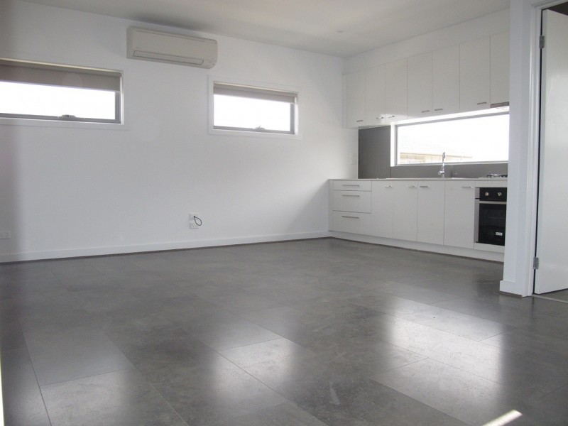 8 Swan Street, Caroline Springs VIC 3023