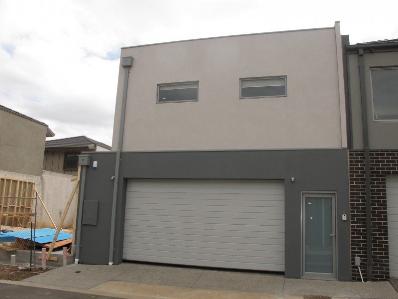8 Swan Street, Caroline Springs VIC 3023