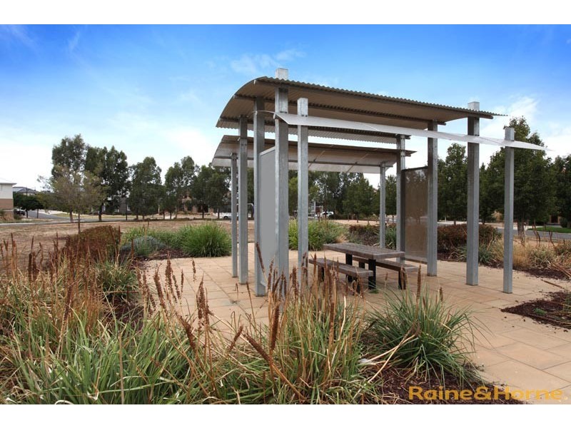 6 Parsley Street, Caroline Springs VIC 3023