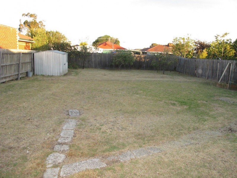 24 Manfred Ave, St Albans VIC 3021