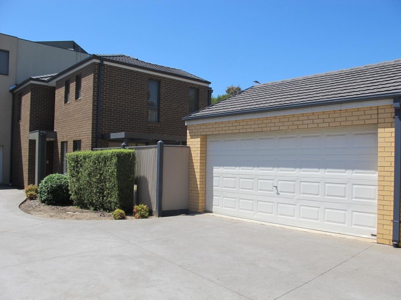 5/8 Sherdley Green, Caroline Springs VIC 3023