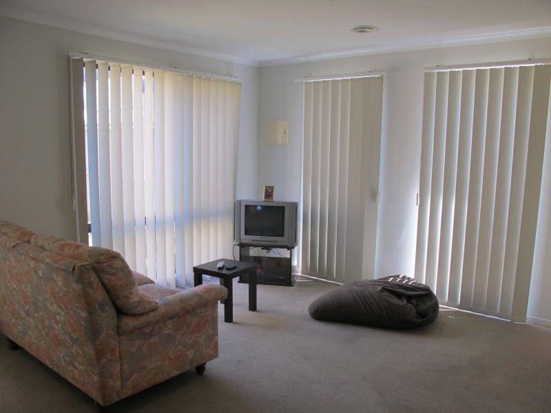 5/8 Sherdley Green, Caroline Springs VIC 3023