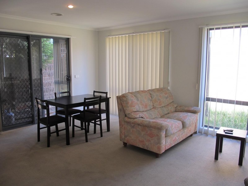 5/8 Sherdley Green, Caroline Springs VIC 3023