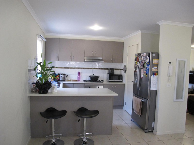 10/8 Sherdley Green, Caroline Springs VIC 3023