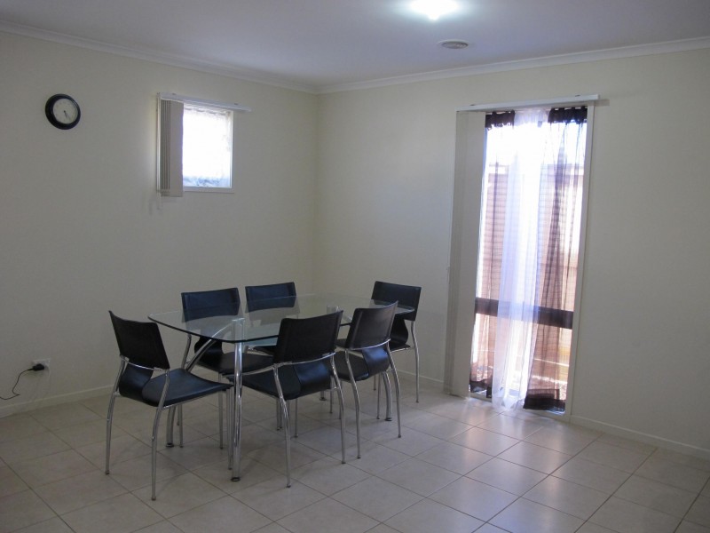 10/8 Sherdley Green, Caroline Springs VIC 3023