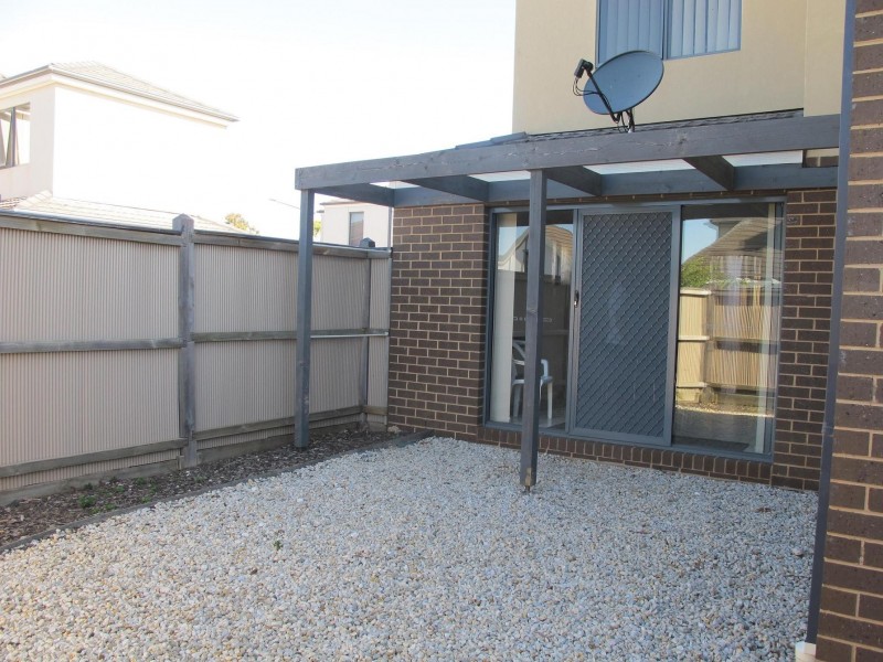 10/8 Sherdley Green, Caroline Springs VIC 3023