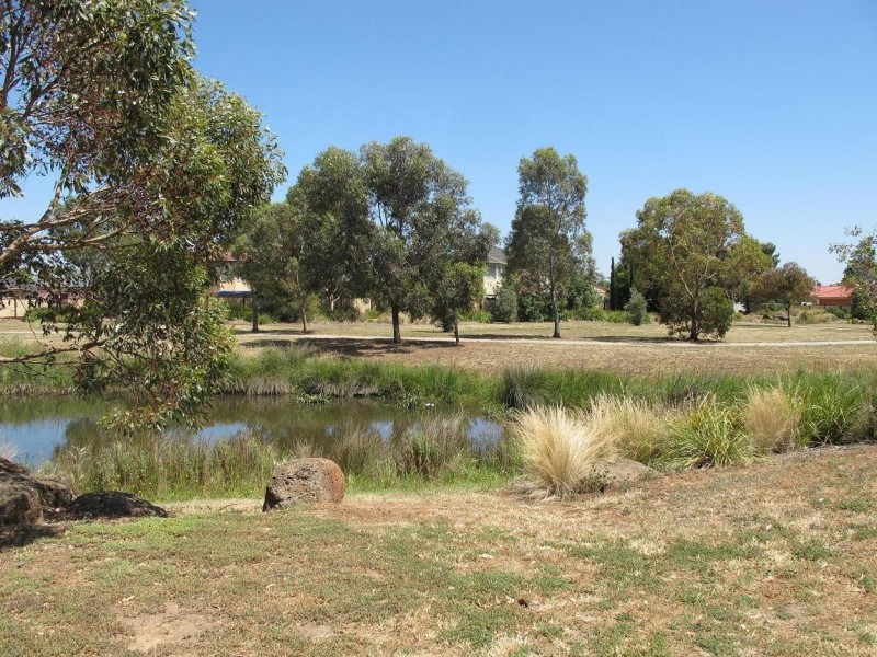 10/8 Sherdley Green, Caroline Springs VIC 3023