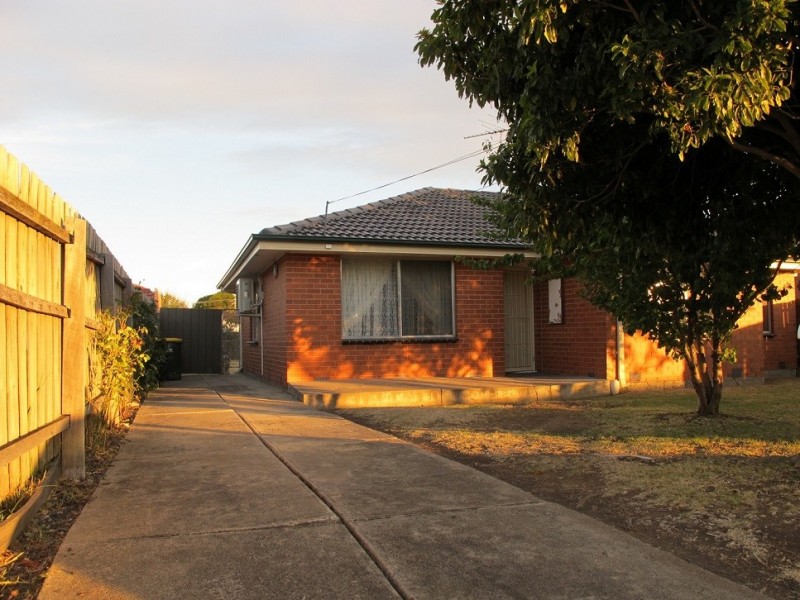 24 Manfred Ave, St Albans VIC 3021