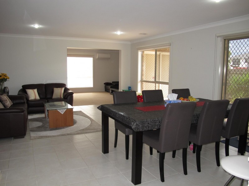 27 Double Bay Drive, Taylors Hill VIC 3037