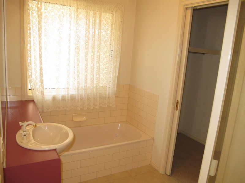 1 James Walk, Caroline Springs VIC 3023