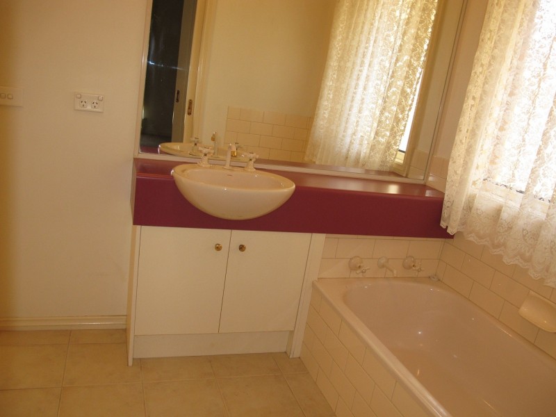 1 James Walk, Caroline Springs VIC 3023