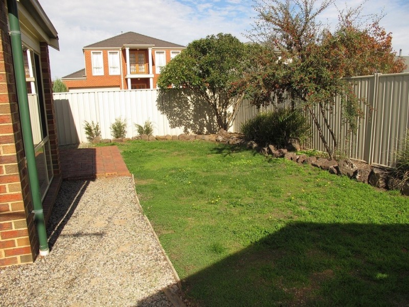 1 James Walk, Caroline Springs VIC 3023