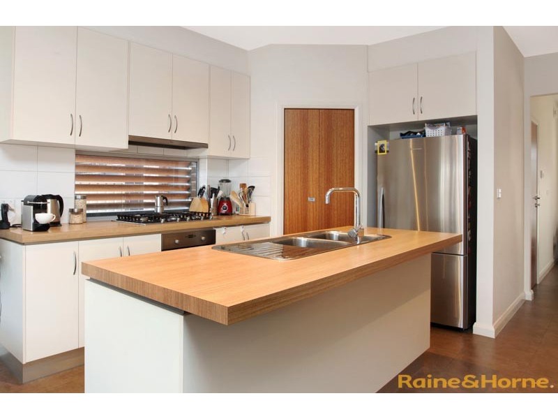 6 Aberfeldie Way, Caroline Springs VIC 3023