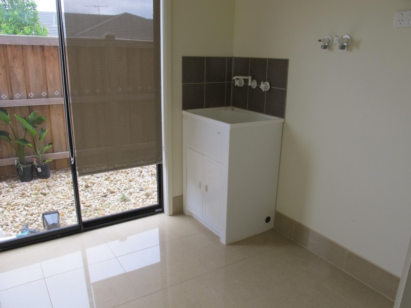 8 Coogee Dr, Taylors Hill VIC 3037