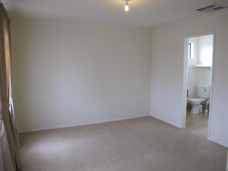 8 Coogee Dr, Taylors Hill VIC 3037