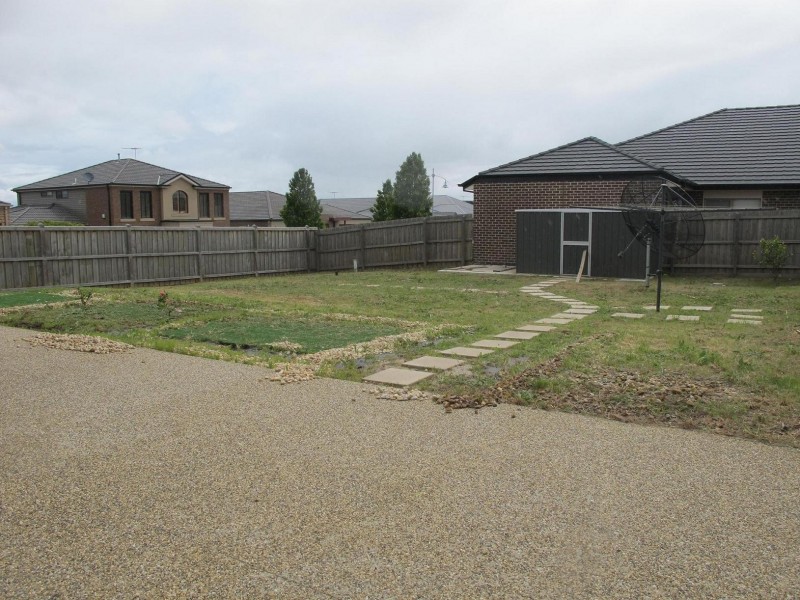 8 Coogee Dr, Taylors Hill VIC 3037