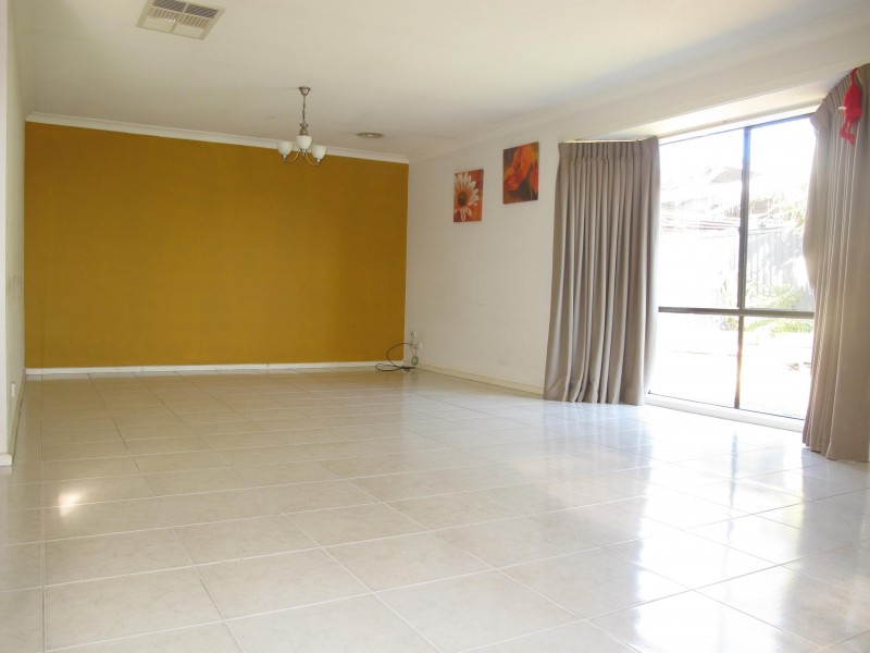 40 KLIPPEL WAY, Caroline Springs VIC 3023
