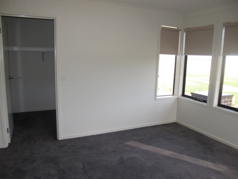 49 Riviera Drive, Hillside VIC 3037