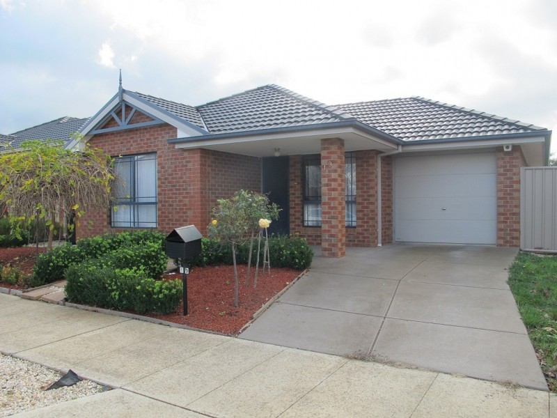 19 Gisborne Way, Caroline Springs VIC 3023