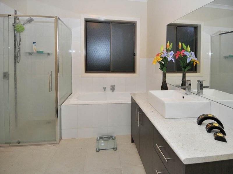 74 Kororoit Approach, Caroline Springs VIC 3023