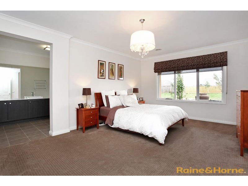 9 Redcliffe Terrace, Taylors Hill VIC 3037