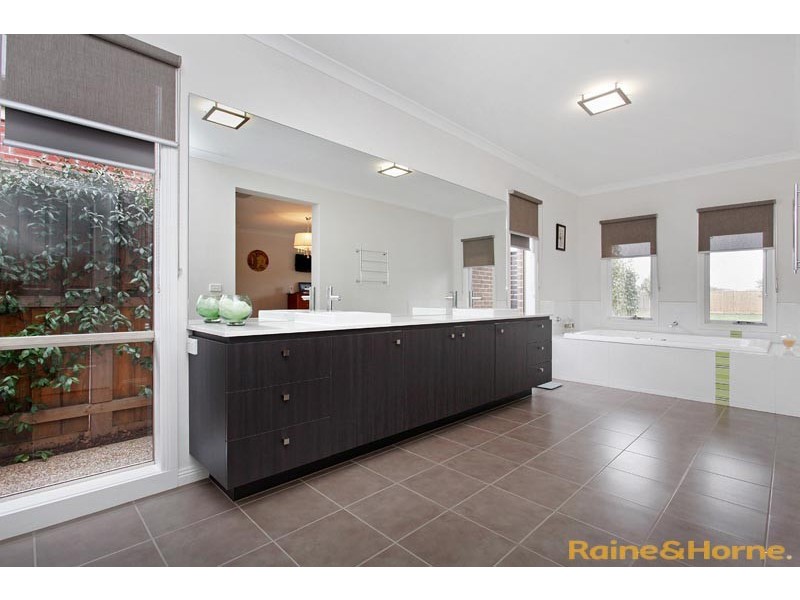 9 Redcliffe Terrace, Taylors Hill VIC 3037