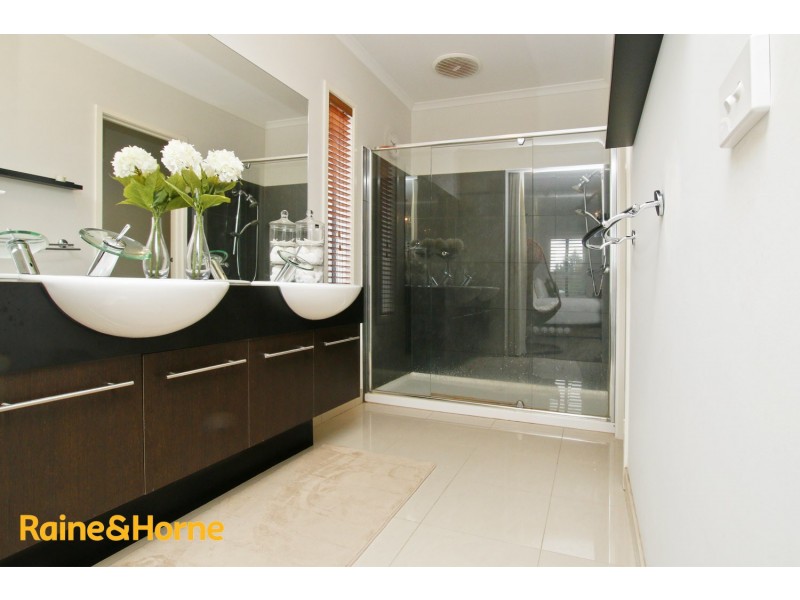 1 Amber Way, Taylors Hill VIC 3037