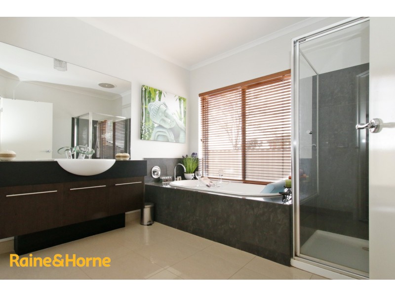 1 Amber Way, Taylors Hill VIC 3037