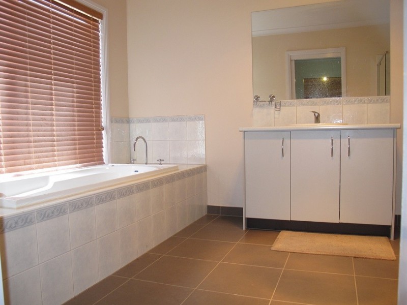 11 Tambo Crescent, Taylors Hill VIC 3037