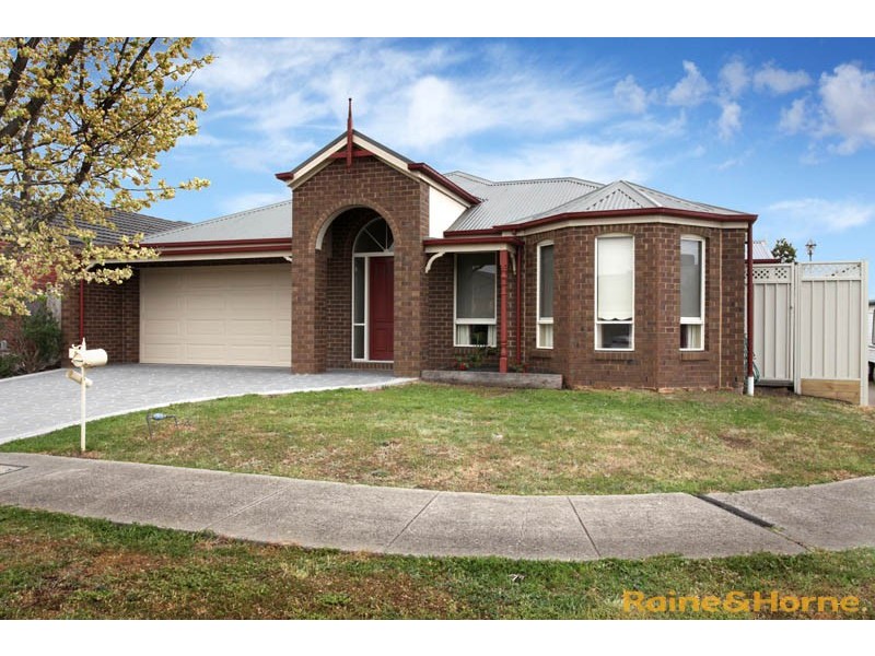 9 Clarendon Wynd, Caroline Springs VIC 3023