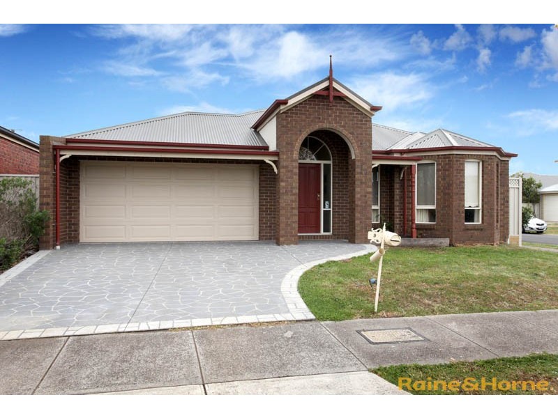 9 Clarendon Wynd, Caroline Springs VIC 3023