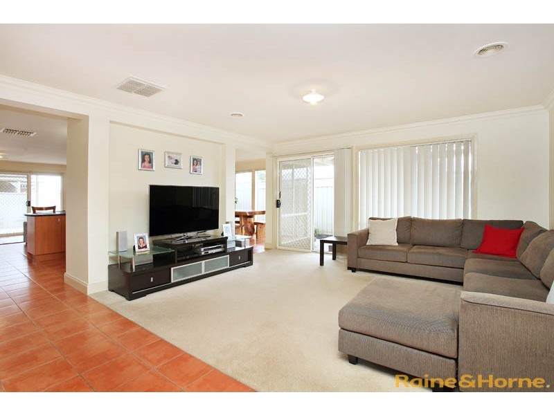 9 Clarendon Wynd, Caroline Springs VIC 3023