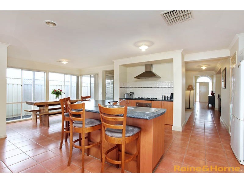 9 Clarendon Wynd, Caroline Springs VIC 3023