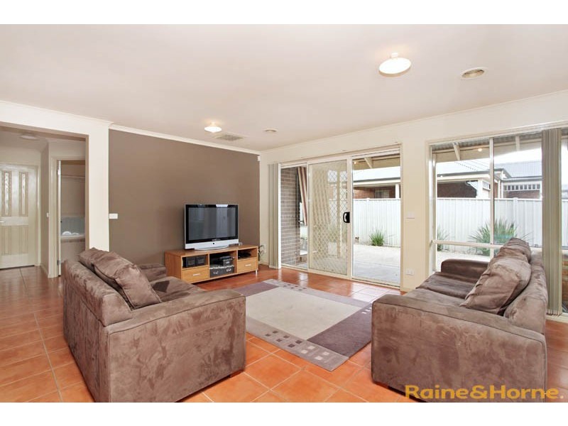 9 Clarendon Wynd, Caroline Springs VIC 3023