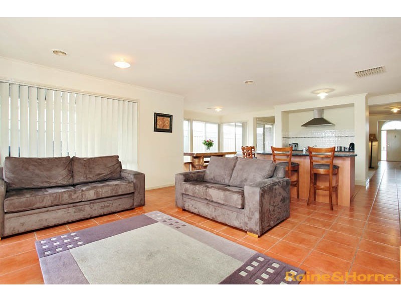 9 Clarendon Wynd, Caroline Springs VIC 3023