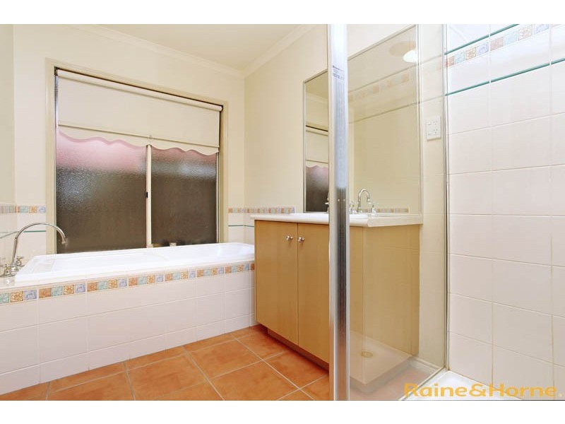 9 Clarendon Wynd, Caroline Springs VIC 3023