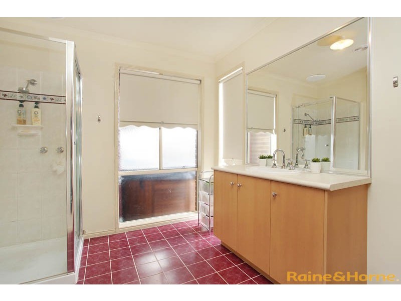 9 Clarendon Wynd, Caroline Springs VIC 3023