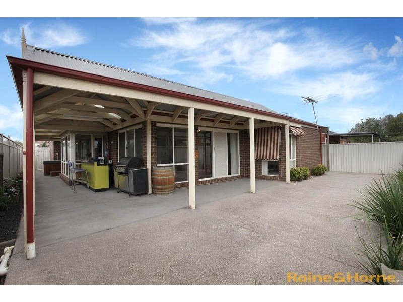 9 Clarendon Wynd, Caroline Springs VIC 3023