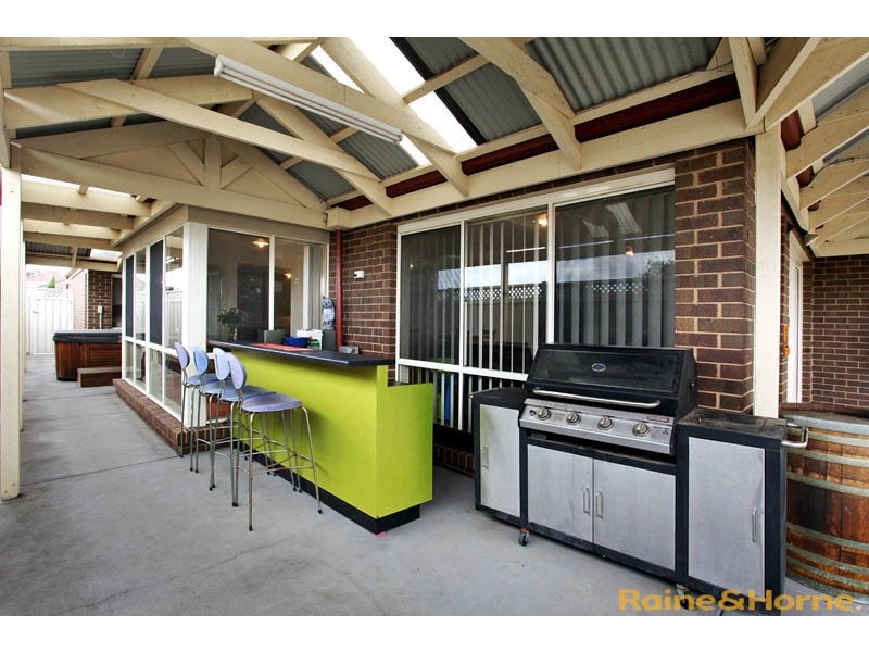 9 Clarendon Wynd, Caroline Springs VIC 3023