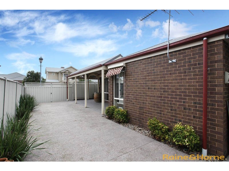 9 Clarendon Wynd, Caroline Springs VIC 3023