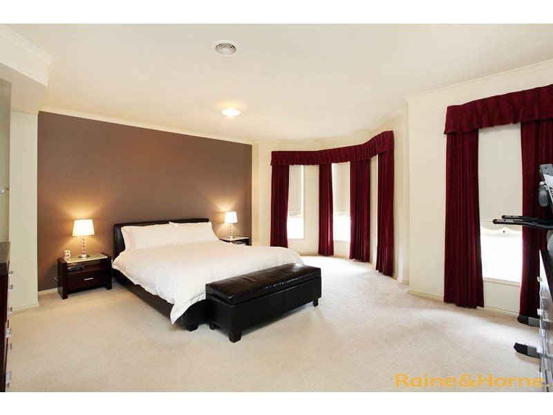 9 Clarendon Wynd, Caroline Springs VIC 3023