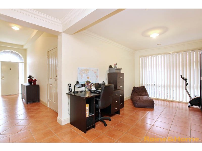 9 Clarendon Wynd, Caroline Springs VIC 3023