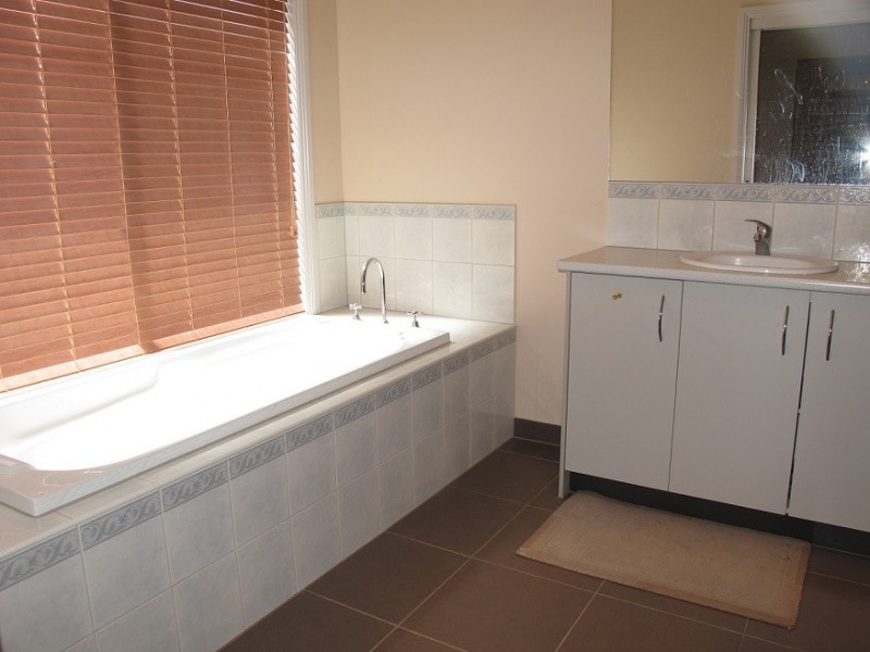 11 Tambo Crescent, Taylors Hill VIC 3037