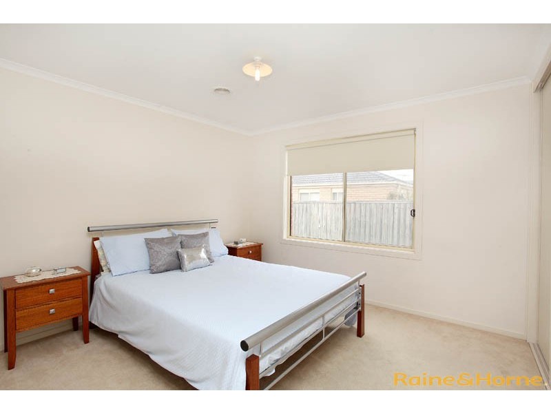 25 Garonne Circuit, Roxburgh Park VIC 3064