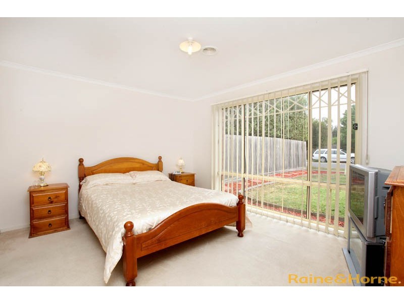 25 Garonne Circuit, Roxburgh Park VIC 3064