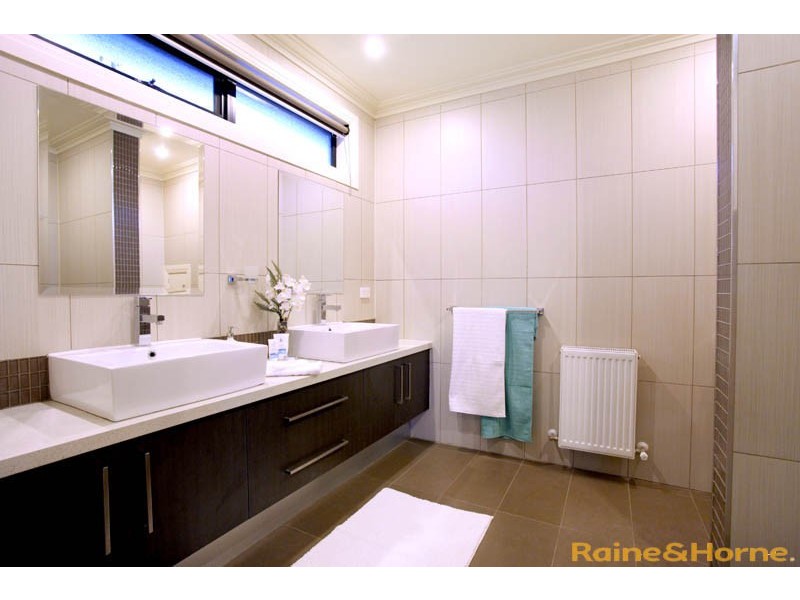 53 Olsen Retreat, Caroline Springs VIC 3023