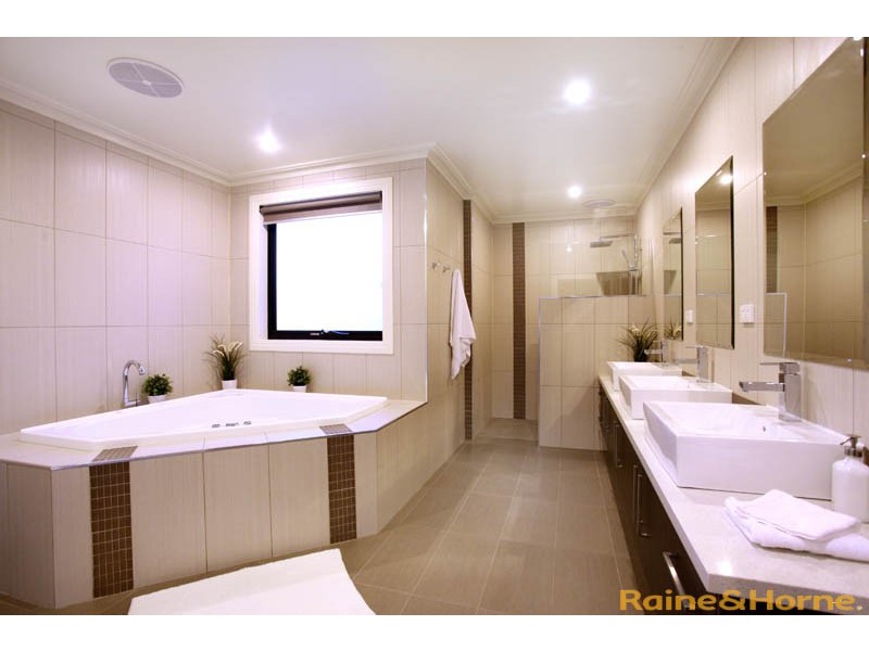 53 Olsen Retreat, Caroline Springs VIC 3023