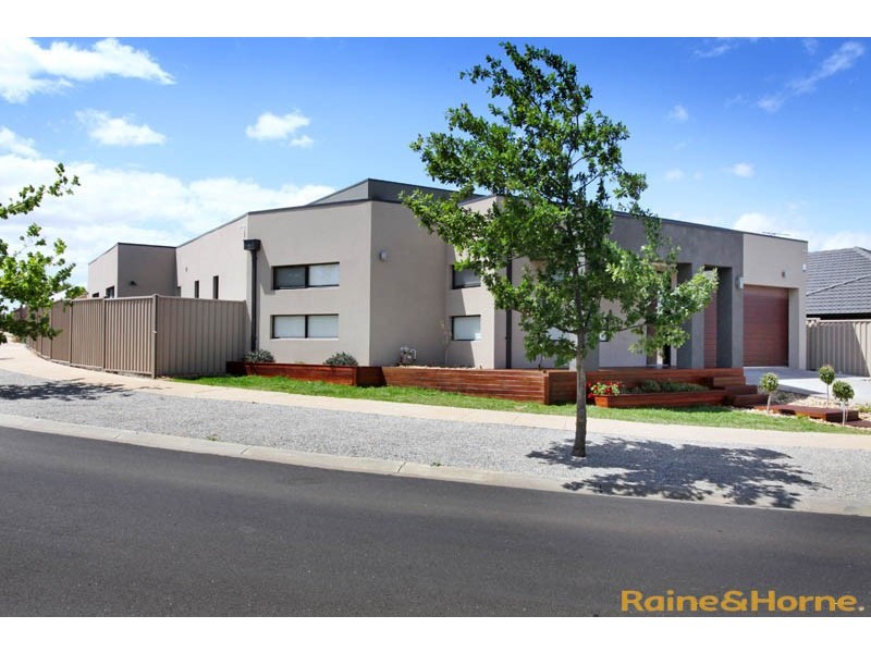 76 Oakview Parade, Caroline Springs VIC 3023